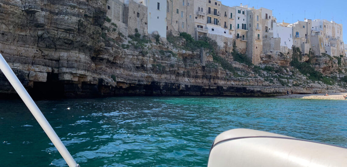 Vista Scogliera di Polignano a Mare dalla nostra barca