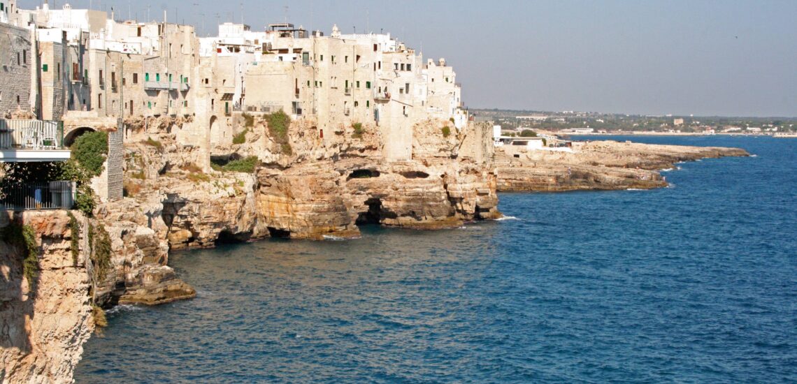 panoramica della scogliera di polignano a mare