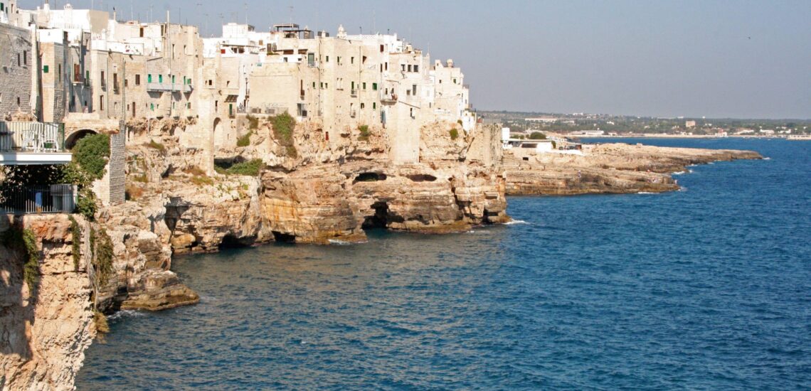 panoramica della scogliera di polignano a mare