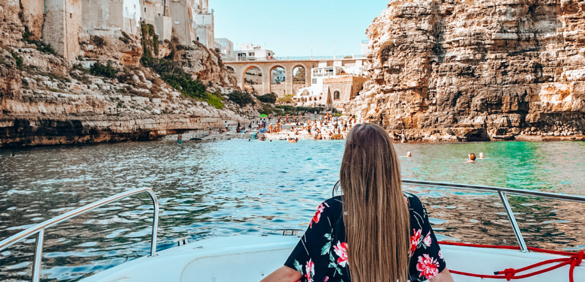 Turista su una barca durante la nostra escursione con vista su Lama Monachile